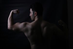 筋肉のある男性