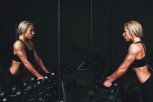 トレーニングする女性